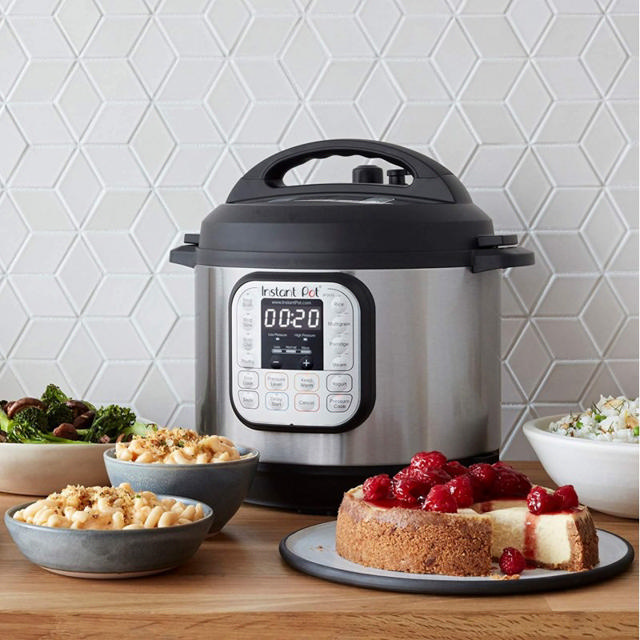 INSTANT POT DUO 6L 7 IN 1 ELECTRIC PRESSURE COOKER 1000W