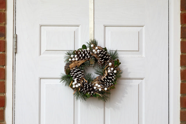 THREE KINGS MISTLE PINE WREATH 30CM