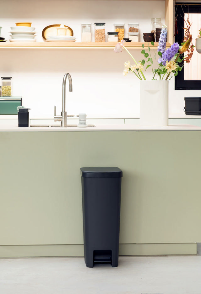 BRABANTIA STEPUP PEDAL BIN 40L DARK GREY