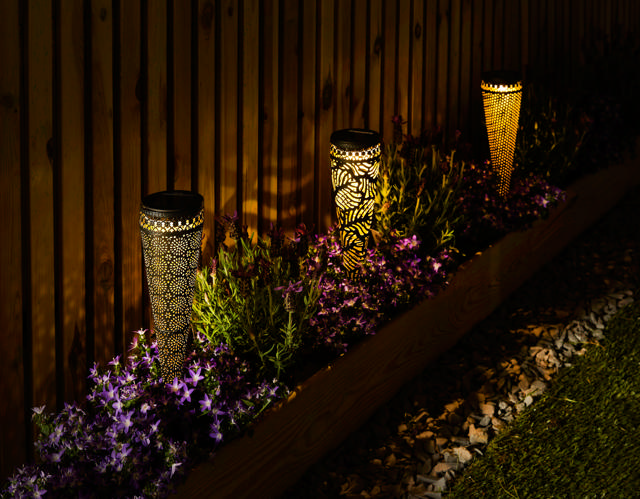 LUXFORM LIGHTING TORCH FLOWER SOLAR GUERNSEY MOTF